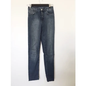  - Jeans från Zara. Stretch, hög midja och avklippta vid fötterna (ej korta). Använda två gånger. 