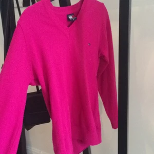  - En rosa Pullover. Använt ett fåtal gånger. Säljer pga jag använder den så sällan. Jag har vanligtvis xs i kläder, passar bra för de som har xs/s. 