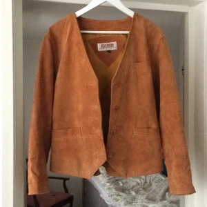  - Så fin vintage mockajacka från JOFAMA, tippar på 80-tal. Perfekt skick. Jag är stl S, på mig är den snyggt oversize. Har två liknande så därför säljer jag denna pärla!