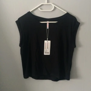  - Crop top
Aldrig använd 

Fraktkostnad tillkommer 