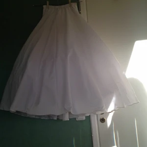  - Underkjol till balklänning Se bild nr 2 för hur den ser ut under klänning. OBS! Den gula klänningen ingår inte i annonsen.  Nypris: 1200 kr Märke: LILLY Storlek: Small Material: 100% polyester  Köptes i feb/mars 2015 i affären Bröllopshuset i Linköping. Endast använd en gång, på balen.