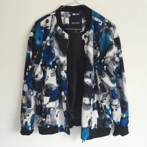  - Bomberjacka från monki 💙 Tunn och skön i ett härligt lite blankt material, perfekt till sommaren! Nyskick! Frakt 49kr. Jag har svisch. 