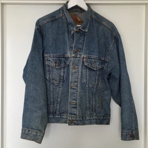  - Snygg vintage jeansjacka från Levis! I storlek S unisex, lite större i storlek. Passar även M :) ✌🏼️✌🏼✨✨✨