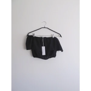  - Crop top från Nelly. Aldrig använd, storlek XS! Frakt 14kr✨