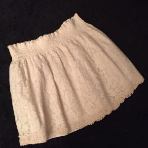  - Spets kjol

Champagne färg. Från Zara. Använd en gång så det är som ny. Elastisk material.
