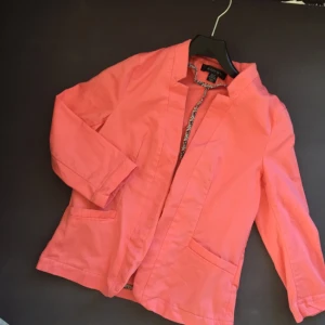  - Fräsch kavaj i lax färg. 