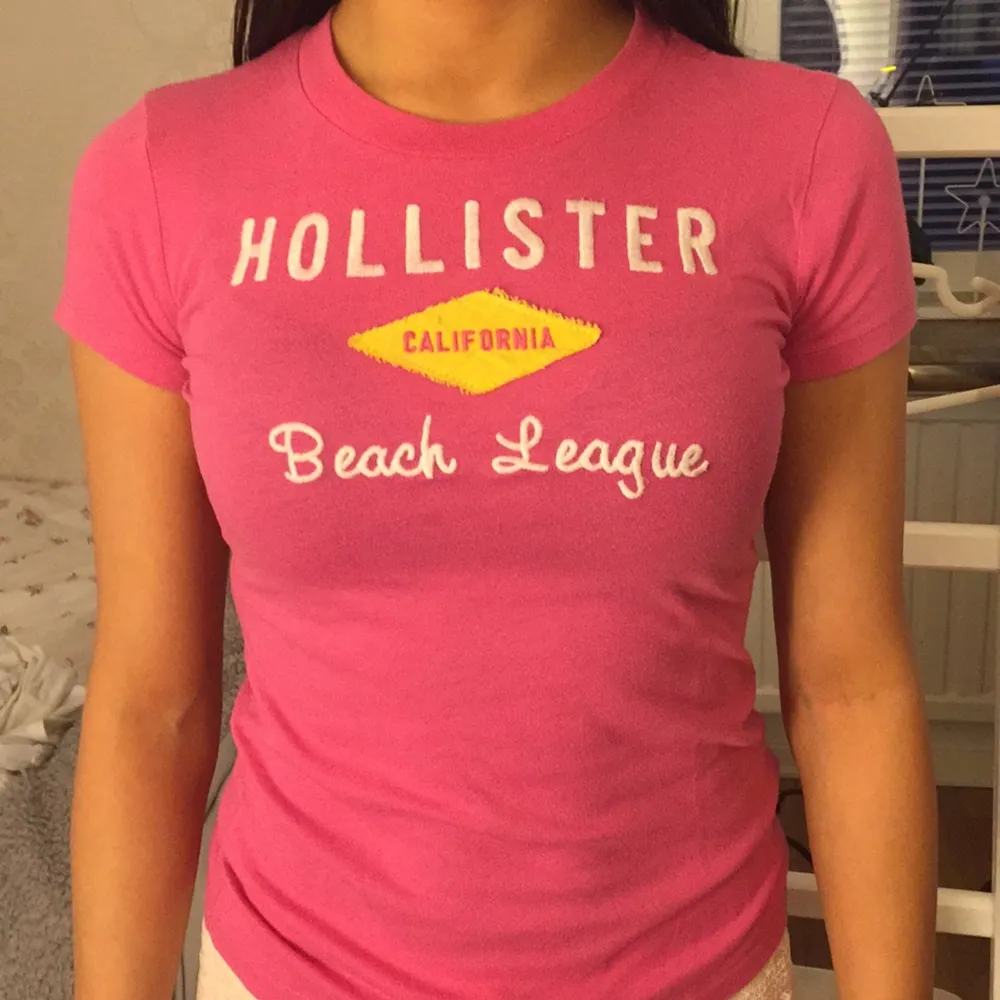Mycket skön Hollister t-shirt med vit text. Använd några gånger men är i topp skick! Den är lite töjbar så skulle även passa S.. T-shirts.