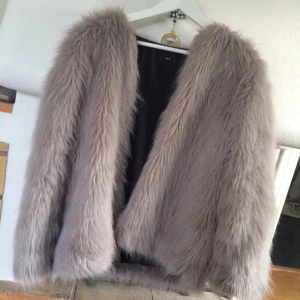  - Grå supersnygg pälsjacka i fuskpäls. Använd en del men det är absolut inget fel på den. På lappen står det storlek L men den är ganska liten i storleken och passar mig som annars har S-M💗