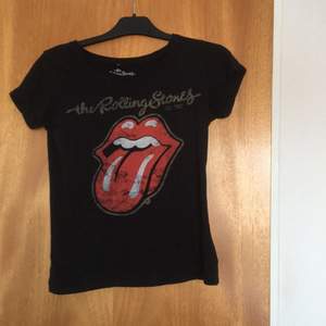 T-shirt med Rolling Stones tryck, knappt använd. Märkt XS men jag har S och den sitter bra på mig