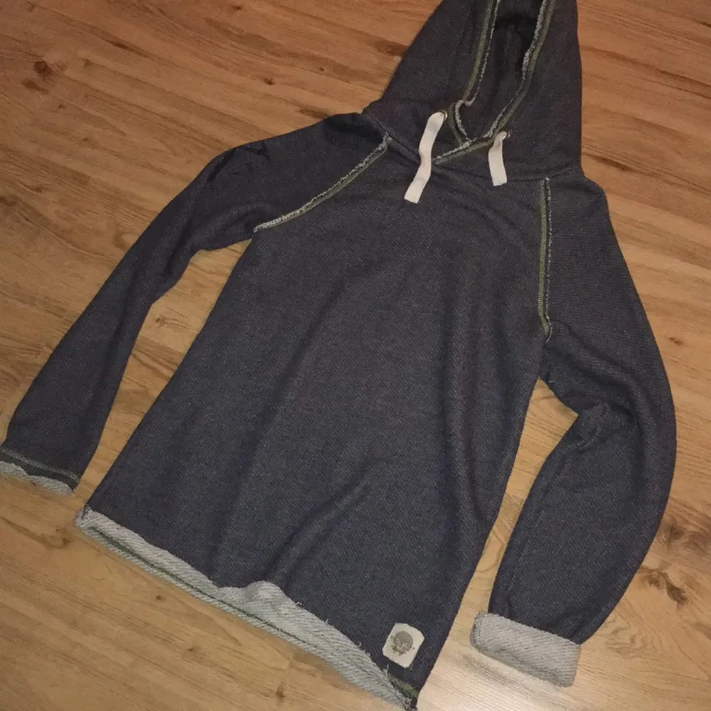 En snygg & stilren hoodie
Använd ett fåtal gånger
. Hoodies.