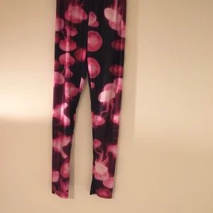 - Leggings med stretch och manet-mönster. Köpt på bloppis och använda en gång. Superfint skick! 
Storleken är S/M. 

Har swish! Frakten är två frimärken. 13kr. 