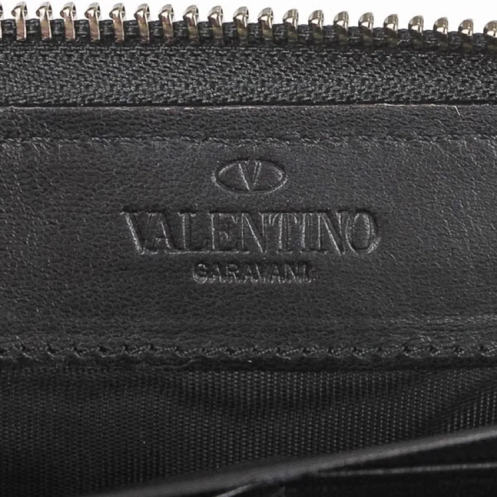 Original Valentino wallet. Lace canvas from the outside and all leather inside. Absolutely gorgeous wallet.  . Väskor.