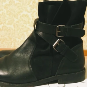  - Läder Boots från Top Shop. Fel storlek, därav säljer jag dessa. Använda ett fåtal gånger. NYTTPRIS 949 kr. Säljs för 400 kr. 