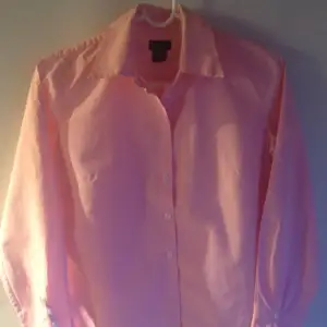 En snygg rutig skjorta från GANT vit-rosa. Använt två gångar. 