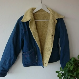  - Gosig jeansjacka med teddyfoder som håller dig varm i kyligt vinterväder! Stängs med tryckknappar.🧥🍃  ❄   Uppdatering: Just nu ligger denna annons på the backburner, tills jag har hittat den hemma hos min mor. Det går fortfarande att lämna intresse så hör jag av mig när jag hittat den. ❤