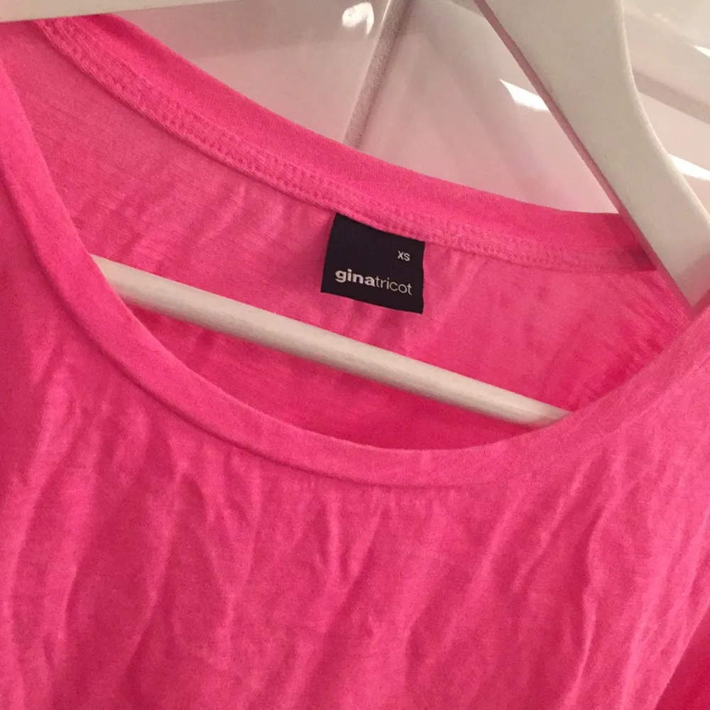 Jag säljer min rosa trekvartsärmade tröja ifrån Gina Tricot i storlek Xs då den knappt blivit använd. Den är i mycket bra skick, som ny. Jag tycker den är lite större än en XS!. Toppar.