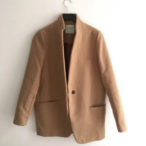  - ❕har fått tillåtelse av förra ägaren att använda den andra bilden❕

Jättefin kamelfärgad kappa från Zara. Köpt via plick, men passade tyvärr inte mig. Använd 4 ggr av förra ägaren, endast provad av mig. Kan frakta, köparen står för frakten. 