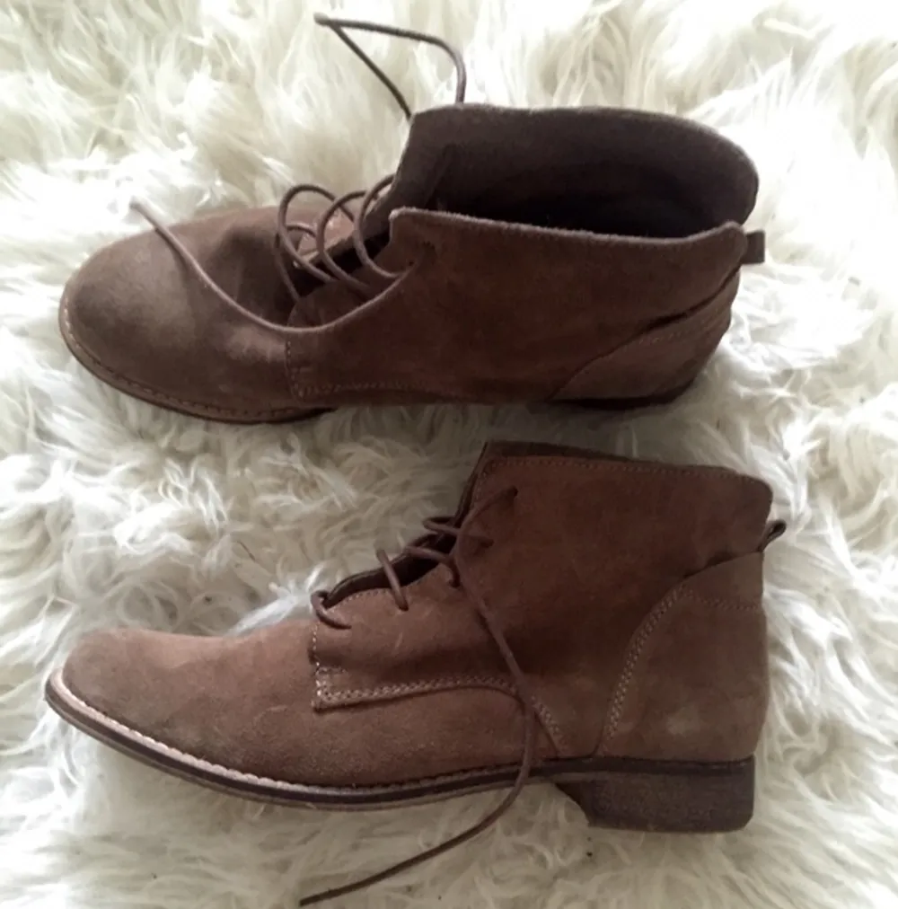 Vintage skor från Barcelona, bruna i mocka
Storlek 39

Kan fraktas om köparen står för fraktkostnad!:). Skor.