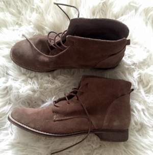 Vintage skor från Barcelona, bruna i mocka
Storlek 39

Kan fraktas om köparen står för fraktkostnad!:)
