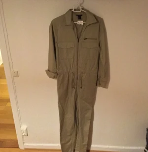  - Hel byxdress med snygga detaljer, dragsko i midjan
St 36
Färg: kakhi
Märke: HM
Skick: oanvänd
