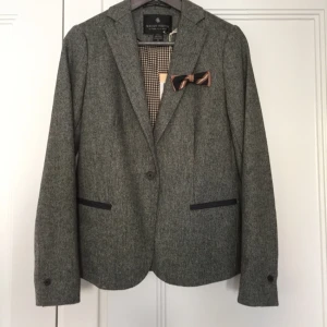  - Maison Scotch kavaj för dam i storlek 1 (36). Oanvänd med prislapp kvar. Figursydd. 