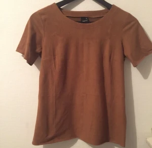  - T-shirt brun "mocka". Helt oanvänd med prislappar kvar 