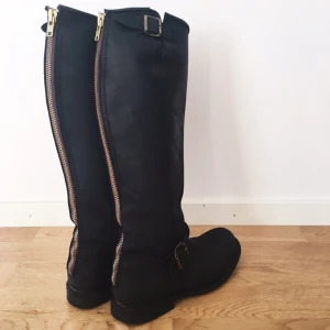  - Äkta Primeboots, svarta i skinn med guldig dragkedja. Använda men sällan och varsamt. Nypris 3895:-