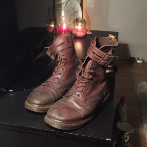  - Dr Martens
Slitna men supersköna, jag har använt dem men de har inga hål.