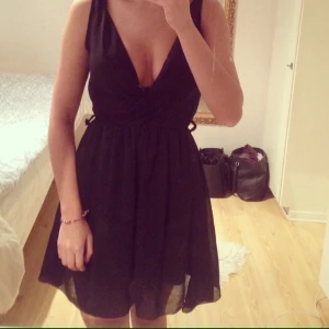  - Jätte söt sommarklänning! 
Aldrig använd
(Snöre till klänning tillkommer)
Perfekt till sommaren!