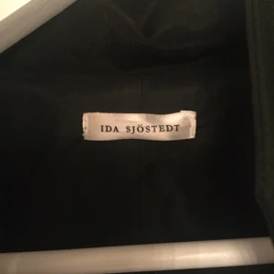  - Säljer min Ida Sjöstedt-kappa. Använd men i fint skick:)