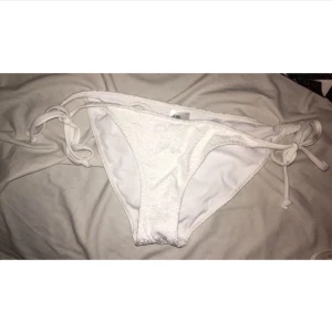  - Blå bikini trosor från HM , aldrig använda. Storlek 44 men är väldigt små i storleken. 