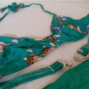  - Gamal retrobikini i bra skick. Överdelen passar mindre kupor A-B, underdelen passar en S-M