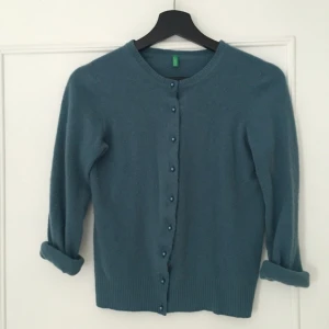  - En mycket mjuk kofta från United Colors of Benetton. Perfekt under en snygg jacka/kappa nu när det är så kallt. Gröna och blåa ögon lyser verkligen upp i denna. Otroligt pris!