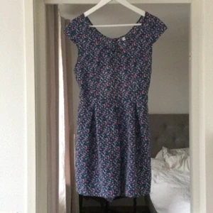  - Söt byxdress från Urban Outfitters i USA. Lös passform så passar både S och M. Dragkedja i sidan och delvis öppen rygg. Skönt, svalt material.