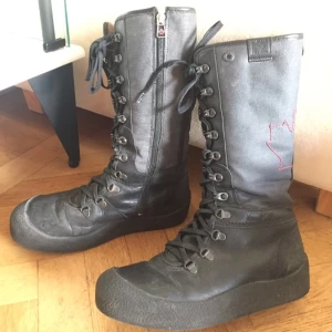  - Canada snow skor. Använda en säsong. 
!!Tvättar av dem och putsar dem innan köp!! 

Nypris över 1000kr! 