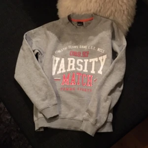  - Tröja från Gina tricot, knappt använd:)

Rök & djurfritt hem:) 
Kan skicka mot fraktkostnad. 