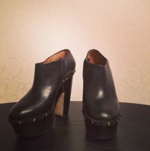  - Deena & Ozzy boots köpta på Urban outfitters. 
De är är såå snygga på och sköna att gå i! 
Nypris: 1685kr
Säljer: 400kr
Har kvittot kvar. 