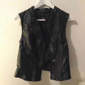  - Skinnväst med tuffa detaljer. Snygg med exempelvis en stickad tröja under, perfekt till våren