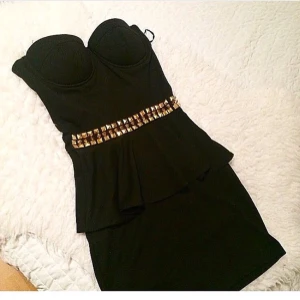  - Underbar peplumklänning storlek 8 (S)
Den är från Missguided.

Använd endast en gån i 30 minuter så är splittrats ny.