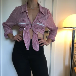  - Skjorta second hand, står strl 46 men skulle säga Medium. Frakt ingår 
