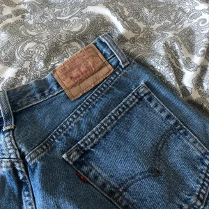  - Ett par klassiska Levi’s shorts i fint begagnat skick! Jag köpte dem här på plick men de var tyvärr för stora för mig. De är i storlek M men skulle snarare säga att de liknar L/XL. Fraktar gärna! Priset är inklusive frakt. 