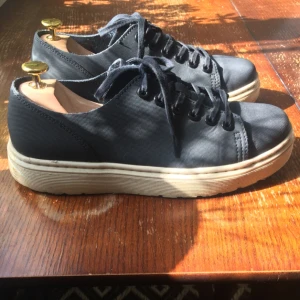  - Dr. Martens Dante   Svart läder i storlek 40, inköpta i februari och sparsamt använda sedan dess  Mycket gott skick.  Jävligt bekväma dessutom 