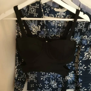  - Topp med cut outs, från Bik Bok