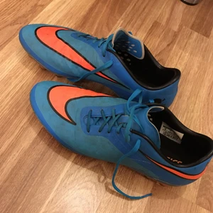  - Fotbollsskor små i storleken, mer som storlek 40