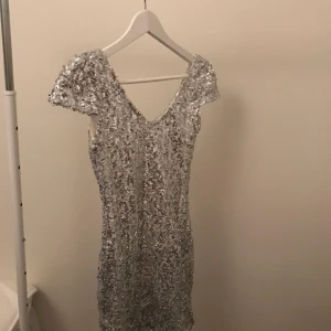  - En paljettklänning från DM retro, perfekt till nyår/ fest! Storlek XS, köparen står för frakt. Betalning sker via swish
