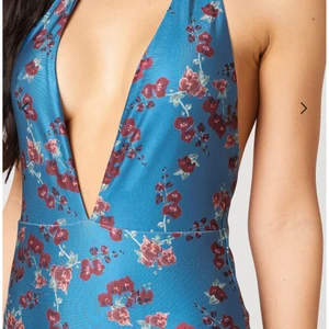  - Säljer den snygga baddräkt från Na-KD hannalicious storlek M den är helt ny och använt bara en gång. Älskar den men den kommer inte till användning.  