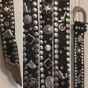  - Coolt Skinnbälte med metall figurer. Frakt på 39kr tillkommer. Vid snabb affär bjuder jag på frakten ✨
