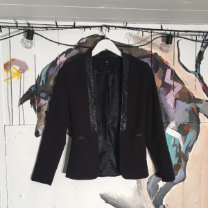  - Snygg, svart, stilren kavaj som sitter väldigt snyggt och framhäver ens former. Färgen på bild nr 3, den med storleken, blev lite konstig, men kavajen är svart. Frakt ingår!