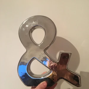  - Snygg inredningsdekoration i en &-tecken! Köpt för ett år sen :)   Betalning via Swish! Möts upp i Stockholm eller så står köparen för frakt <3