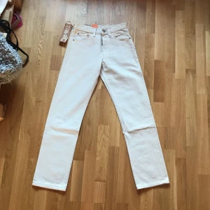  - Beige/vita Levis 501:or. Byxorna är helt oanvända (säljes pga för små). Original pris 699 kr. Köpare står för eventuell frakt.
